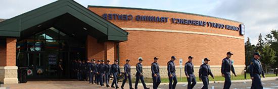 警察学院的学员走出区域应急训练中心